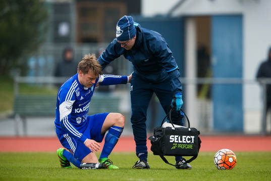 Luleås Emil Johansson tvingas avbryta fotbollsmatchen i