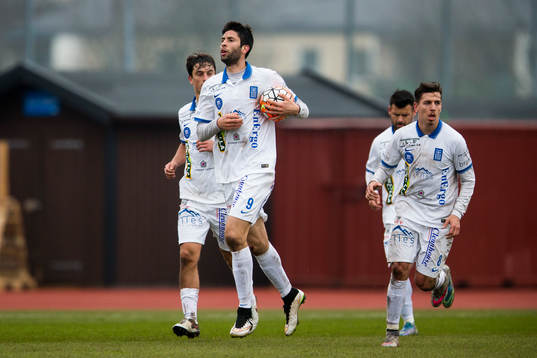 Akropolis Luca Gerbino Polo springer med bollen