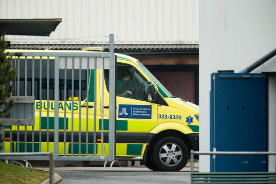 En ambulans anländer för att ta hand om Luleås Emil