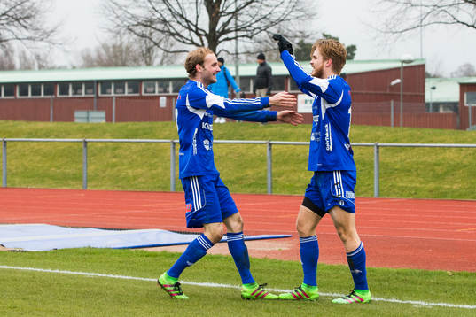 Luleås Jesper Medén gratuerar Joel Rajalakso som gjort 1-2