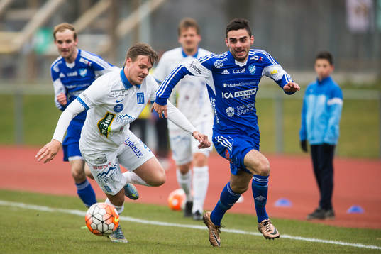 Akropolis Felix Pettersson i kamp om bollen med Luleås