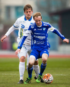 Akropolis Adrian Pettersson i kamp om bollen med Luleås