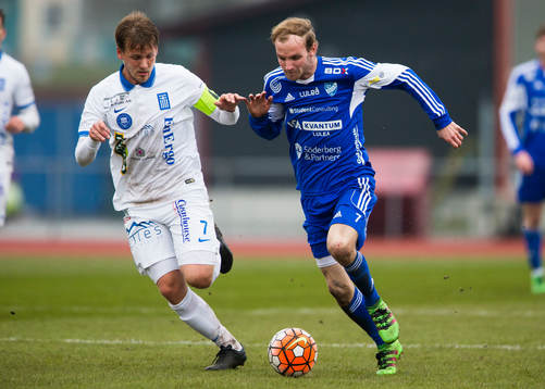 Akropolis Adrian Pettersson i kamp om bollen med Luleås