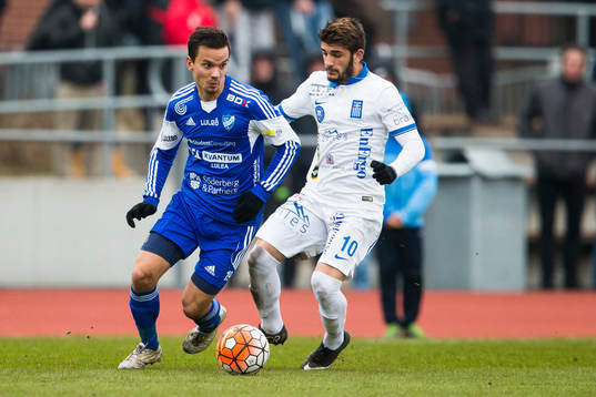Luleås Patrik Pettersen i kamp om bollen med Akropolis Roy