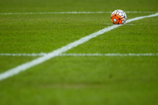 En fotboll ligger på mittpunkten innan fotbollsmatchen i