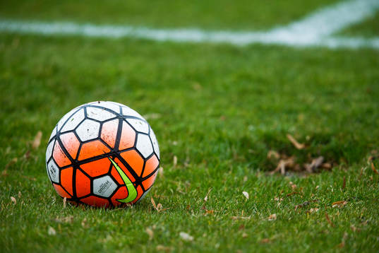 En fotboll ligger bredvid sidlinjen