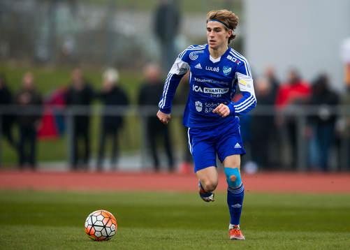 Luleås Sebastian Sandlund med bollen