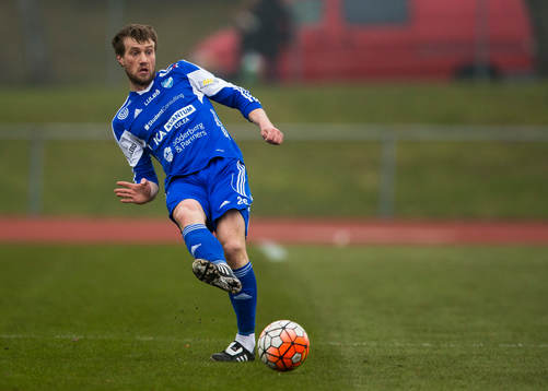 Luleås målvakt Gustav Stålnacke med bollen