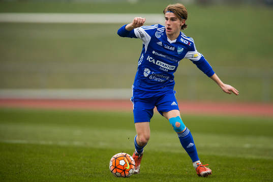 Luleås Sebastian Sandlund med bollen