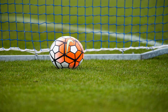 En fotboll ligger bredvid målet