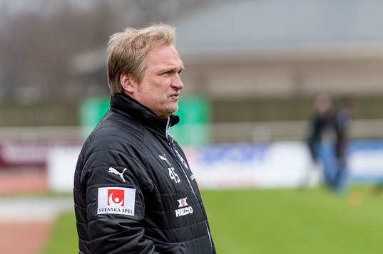 Värnamos  tränare Jörgen Petersson före fotbollsmatchen