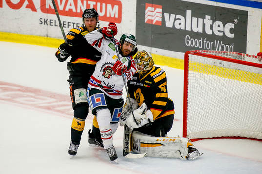 Skellefteås målvakt Erik Hanses och Alexander Urbom