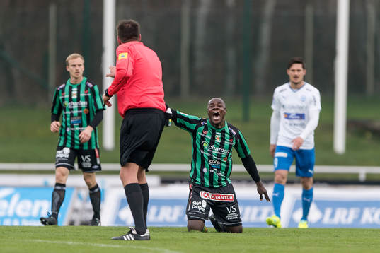 Varbergs Nsima Peter protesterar mot domare Antti Kanerva