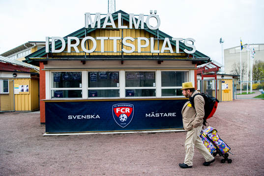 En man i guldhatt