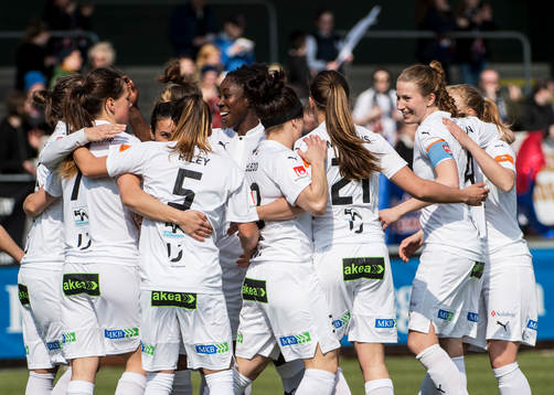 Rosengårds spelare jublar åt Marta Viera Da Silvas 1-0