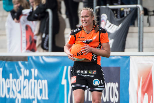 Kristianstads Therese Ivarsson torkar av bollen med tröjan