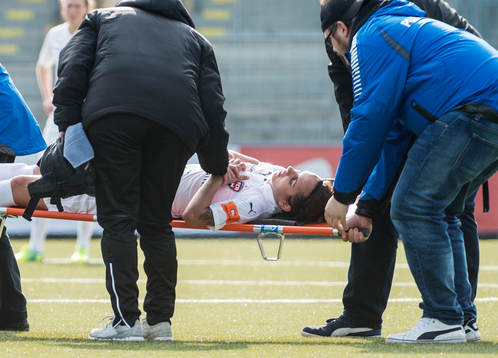 Rosengårds Nataša Andonova skadas och bärs ut på bår