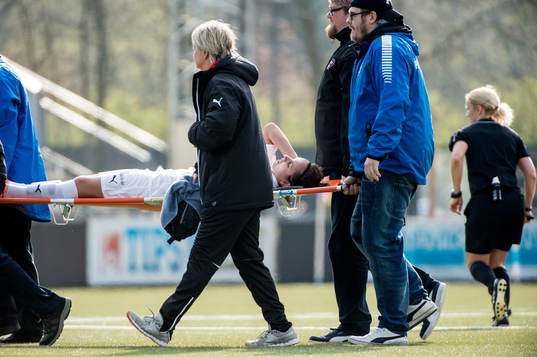 Rosengårds Nataša Andonova skadas och bärs ut på bår