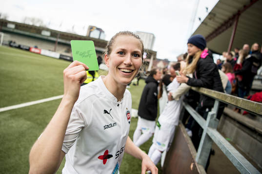 Rosengårds Emma Berglund med ett grönt kort