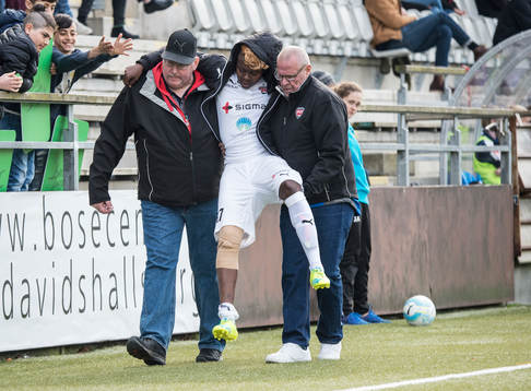 Rosengårds Gaëlle Enganamouit bärs ut från arenan