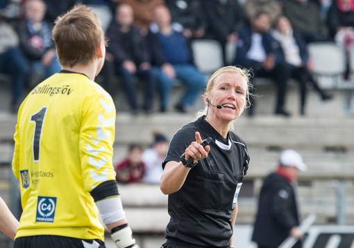 Domaren Sara Persson pratar med Kristianstads målvakt