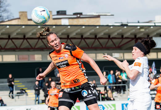 Kristianstads Therese Ivarsson nickar undan bollen för