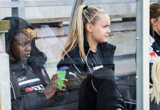 Rosengårds Gaëlle Enganamouit och Iina Salmi på bänken