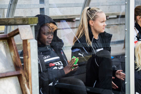 Rosengårds Gaëlle Enganamouit och Iina Salmi på bänken