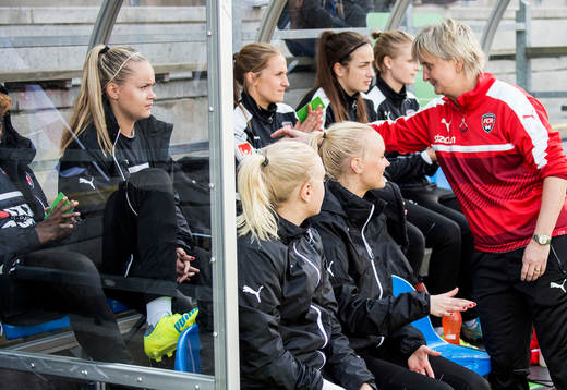 Rosengårds Iina Salmi längst till vänster på bänken