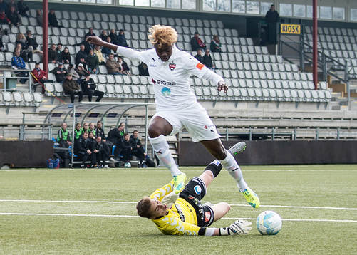 Situationen då Rosengårds Gaëlle Enganamouit skadar sig