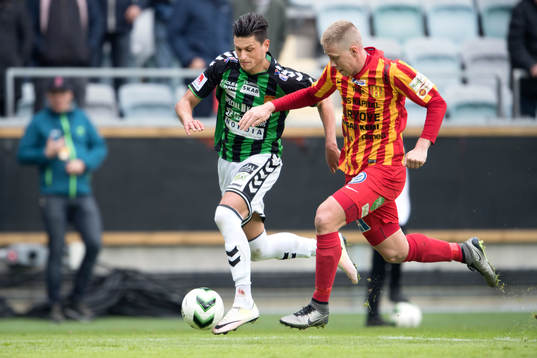 GAIS Luka Mijaljevic i kamp om bollen med Syrianskas