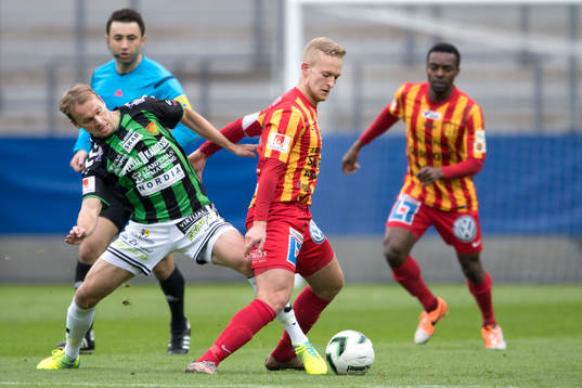 GAIS Craig Henderson i kamp om bollen med Syrianskas