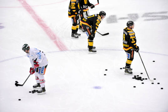 Frölundas och Skellefteås spelare värmer upp