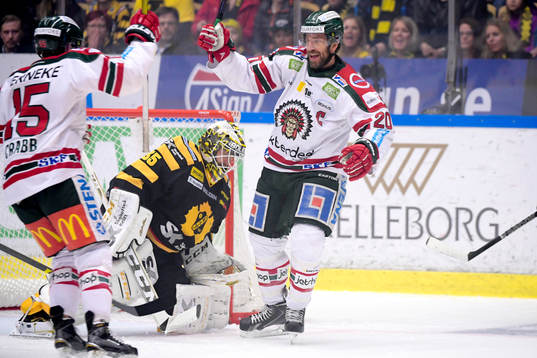 Frölundas Joey Crabb och Joel Lundqvist jublar