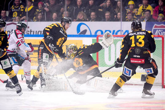 Frölundas Artturi Lehkonen oroar framför Skellefteås