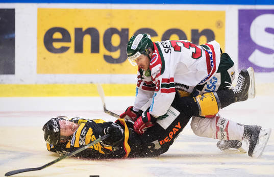 Skellefteås Martin Lundberg blir tacklad av Frölundas