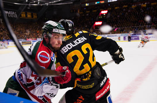 Frölundas Lukas Bengtsson blir tacklad av Skellefteås