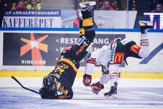 Skellefteås Jimmie Ericsson blir tacklad av Frölundas