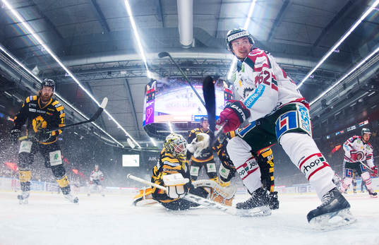 Frölundas Artturi Lehkonen oroar framför Skellefteås