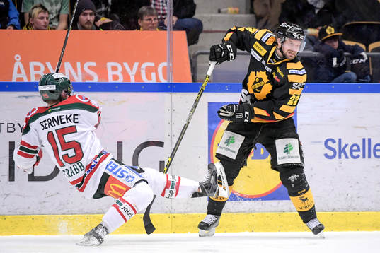 Frölundas Joey Crabb och Skellefteås Janne Pesonen
