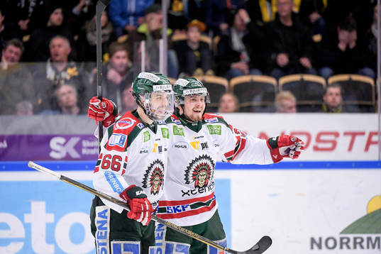 Frölundas Lukas Bengtsson och Oscar Fantenberg jublar