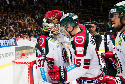 Frölundas målvakt Johan Gustafsson och Joey Crabb kramar