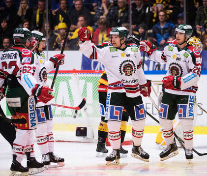 Frölundas Joey Crabb jublar med lagkamrater