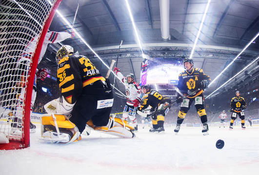 Frölundas Joel Lundqvist och Joey Crabb jublar