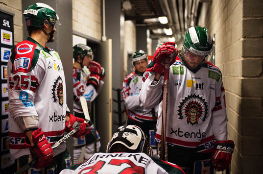 Frölundas Sebastian Stålberg väntar med sina lagkamrater