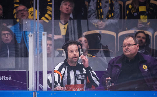 Domaren Patrik Sjöberg tar hjälp av videobedömning när