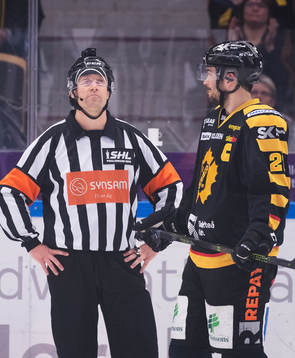 Domare Sören Persson och Skellefteås Jimmie Ericsson