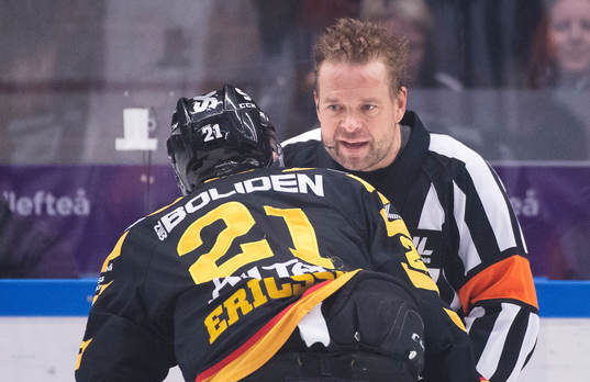 Skellefteås Jimmie Ericsson i samtal med domaren Patrik