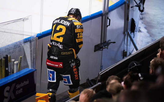Skellefteås Adam Pettersson lämnar isen skadad