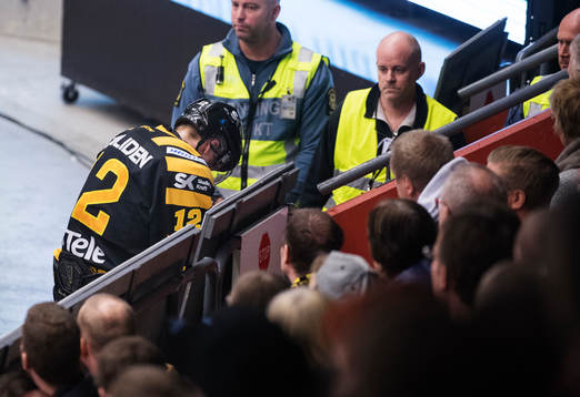 Skellefteås Adam Pettersson lämnar isen skadad